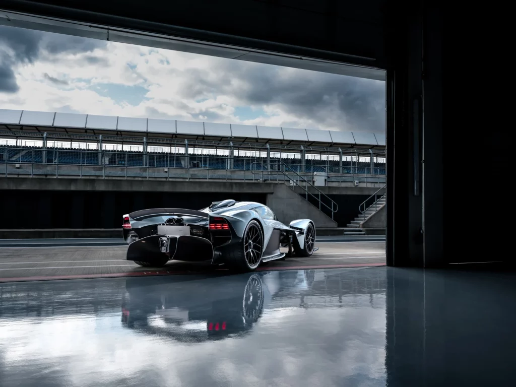 Daniel Ricciardo se gastó 162.755 en opciones para este Aston Martin Valkyrie que ahora puede ser tuyo 2 Motor16 2023 Aston Martin Valkyrie. Daniel Ricciardo. Imagen trasera.