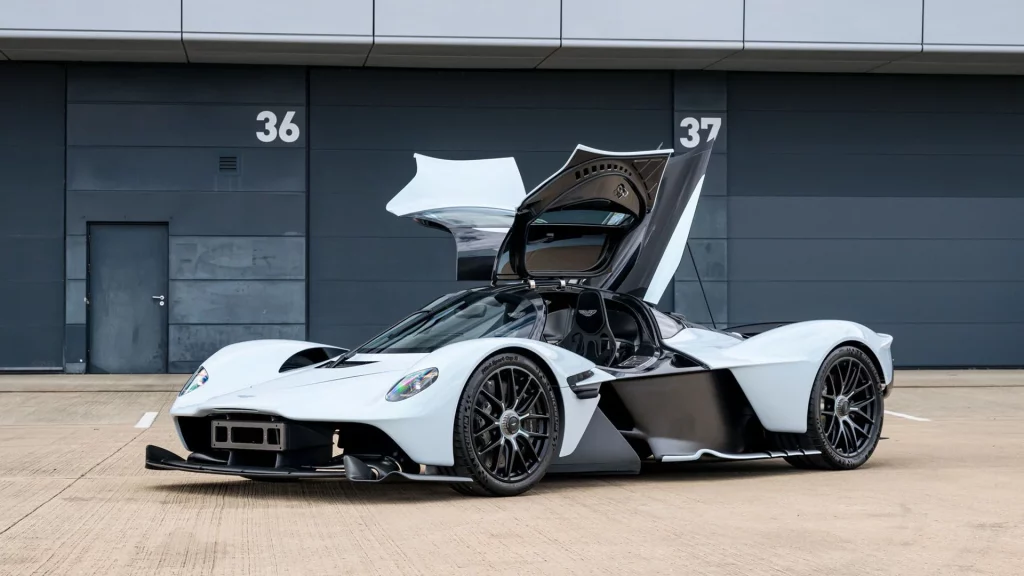 Daniel Ricciardo se gastó 162.755 en opciones para este Aston Martin Valkyrie que ahora puede ser tuyo 18 Motor16 2023 aston martin valkyrie ricciardo 23 Motor16