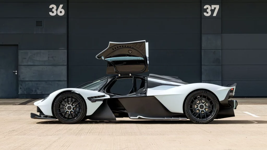 Daniel Ricciardo se gastó 162.755 en opciones para este Aston Martin Valkyrie que ahora puede ser tuyo 20 Motor16 2023 aston martin valkyrie ricciardo 25 Motor16