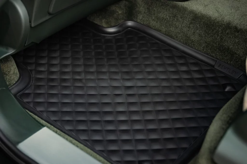 2025 Bentley Bentayga accesorios mascotas. Imagen alfombrilla.