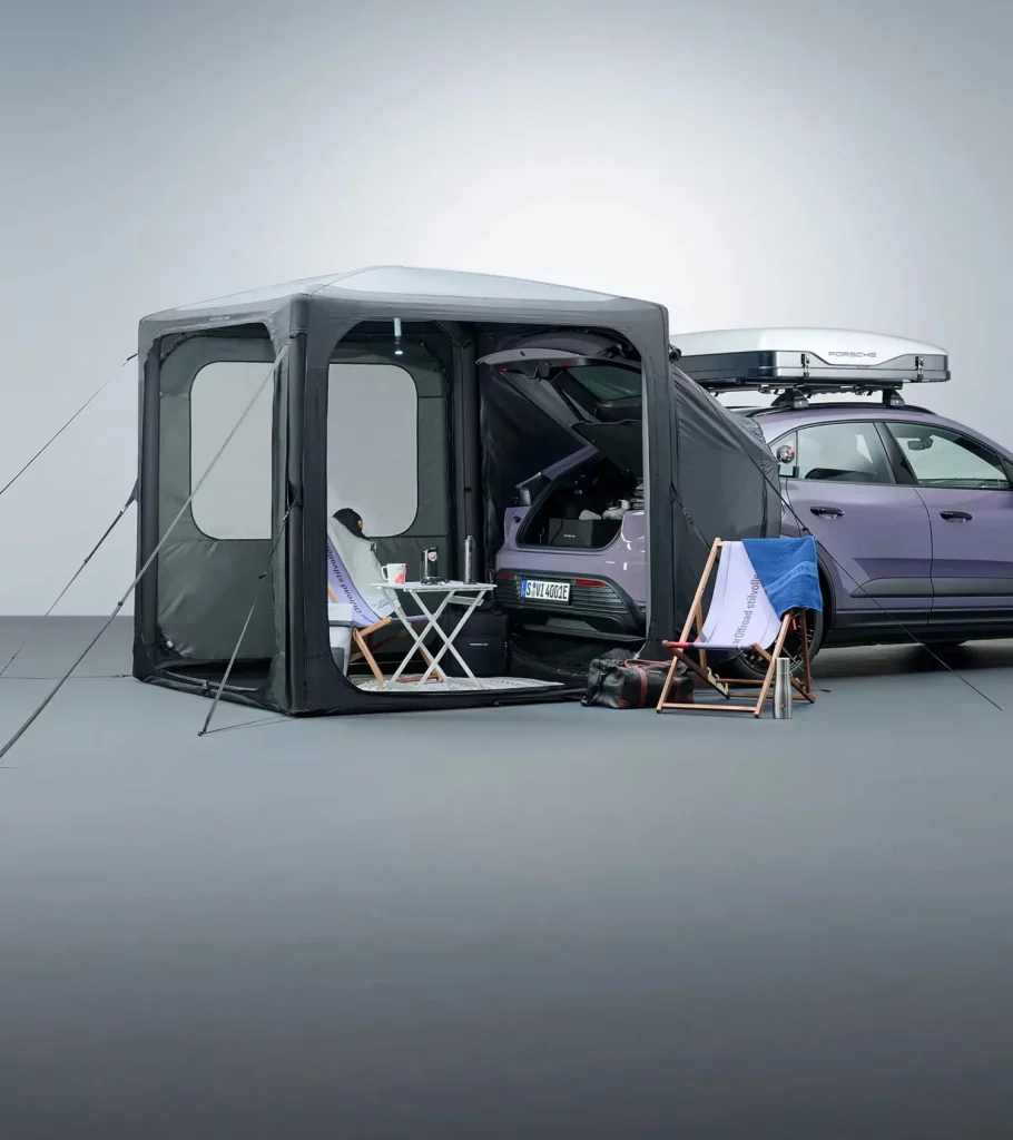 Porsche desafía a los Marco Polo y California con sus accesorios camper 4 Motor16 2025 Porsche carpa pabellón. Imagen estudio.