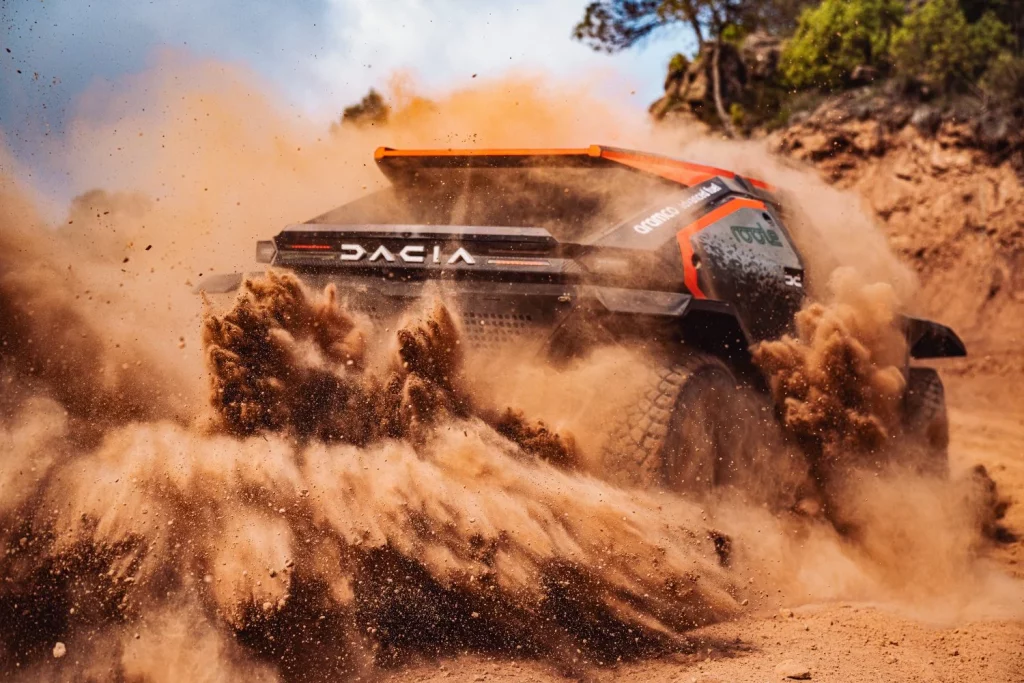 Los Dacia Sandriders buscan triunfar en la Península Ibérica con Al-Attiyah, Loeb y Gutiérrez 2 Motor16 2025 Dacia Sandriders. Imagen trasera.