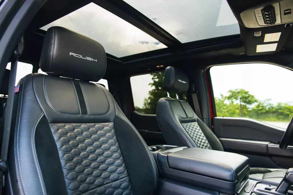 El Ford F-150 se convierte en una máquina de devorar caminos gracias a Roush 2 Motor16 2025 Ford F-150 Roush RT6. Imagen interior.