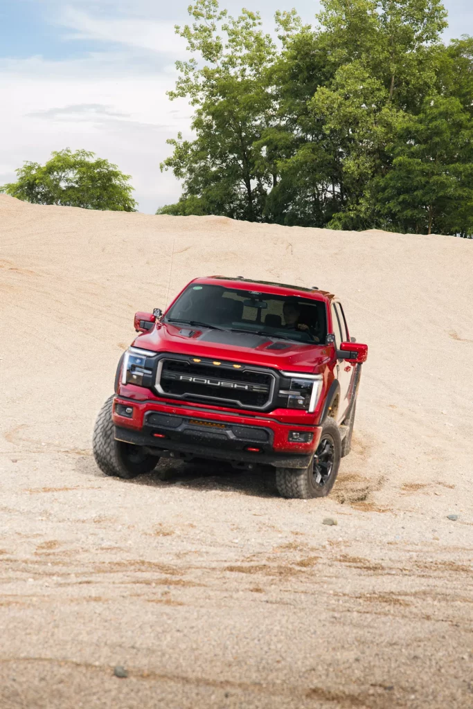 El Ford F-150 se convierte en una máquina de devorar caminos gracias a Roush 6 Motor16 2025 Ford F 150 Roush RT6 19 Motor16