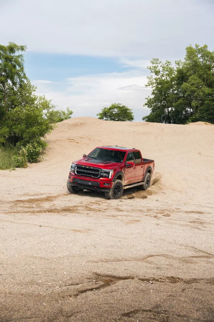El Ford F-150 se convierte en una máquina de devorar caminos gracias a Roush 7 Motor16 2025 Ford F 150 Roush RT6 20 Motor16
