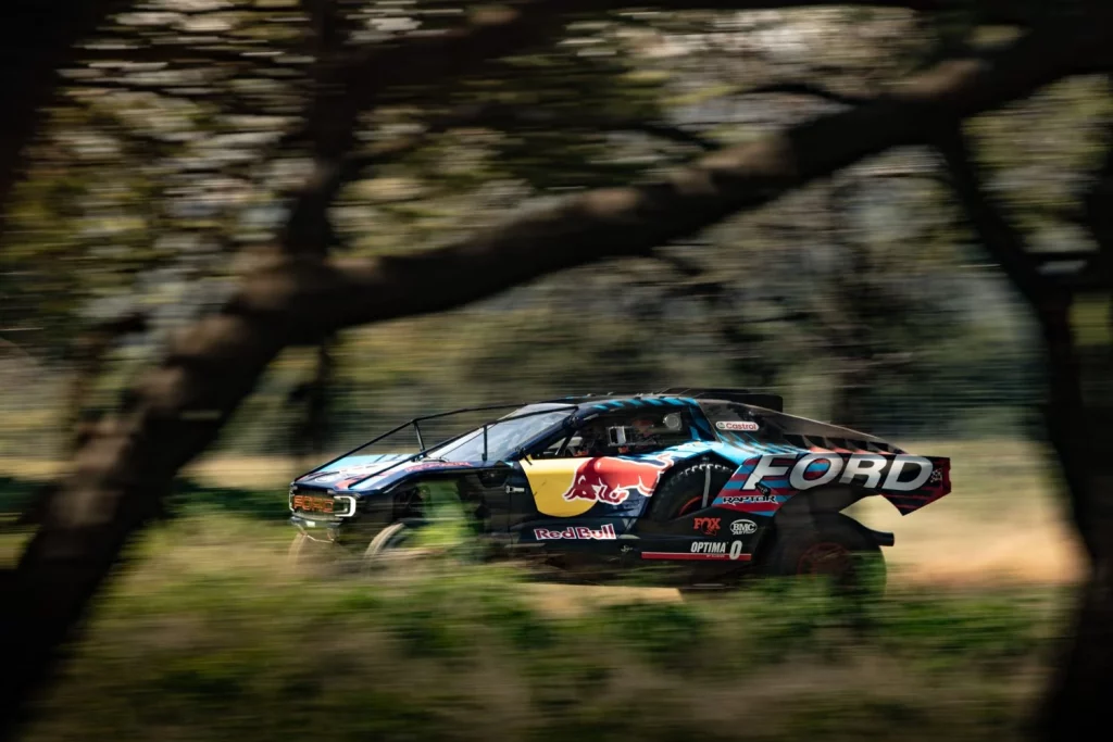 2025 Ford Ranger T1+. Carlos Sainz y Lucas Cruz. Imagen movimiento.