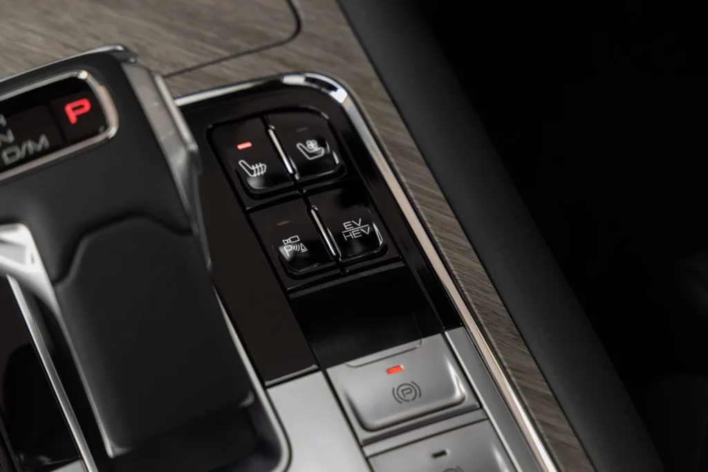 El inmenso GWM Tank 500 estrena una poderosa y eficiente mecánica PHEV 16 Motor16 2025 GWM TANK 500 Hi4 T PHEV 16 Motor16
