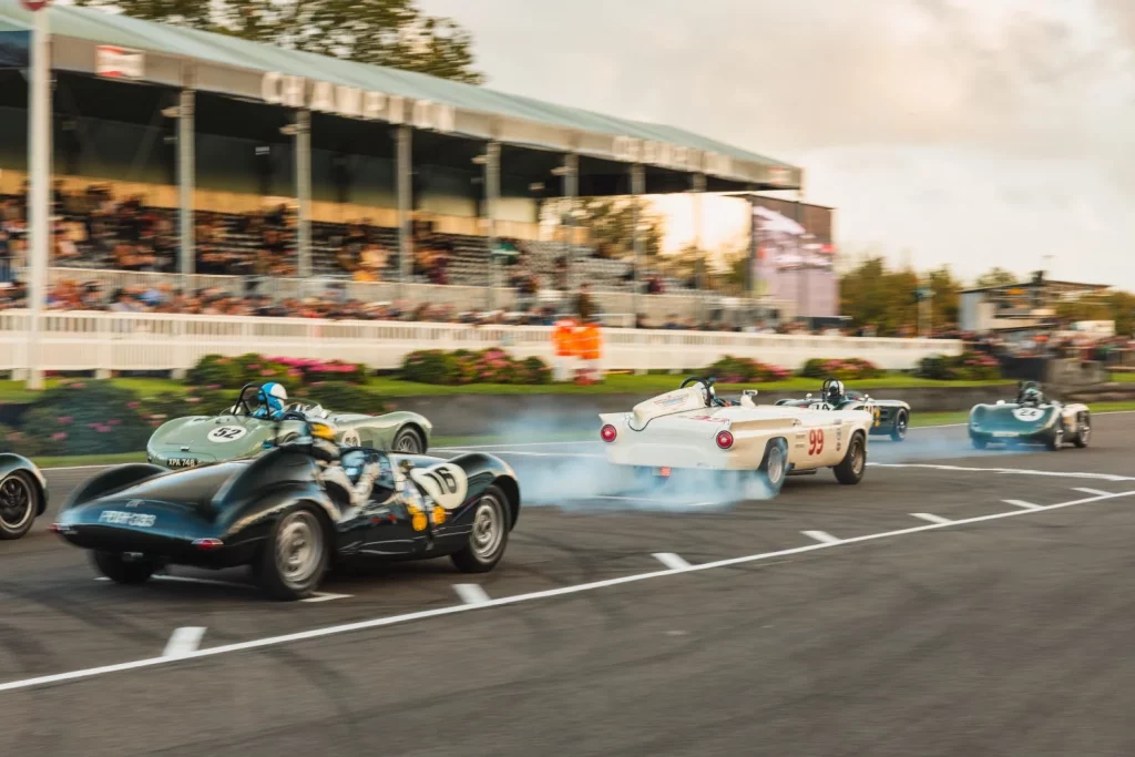 El Goodwood Revival 2025 cierra la temporada de motorsport clásico con homenaje a Jim Clark 2 Motor16 Las carreras de automóviles de época son sólo la guinda del pastel en el Goodwood Revival. Foto: Charlie Brenninkmeijer vía Newspress.