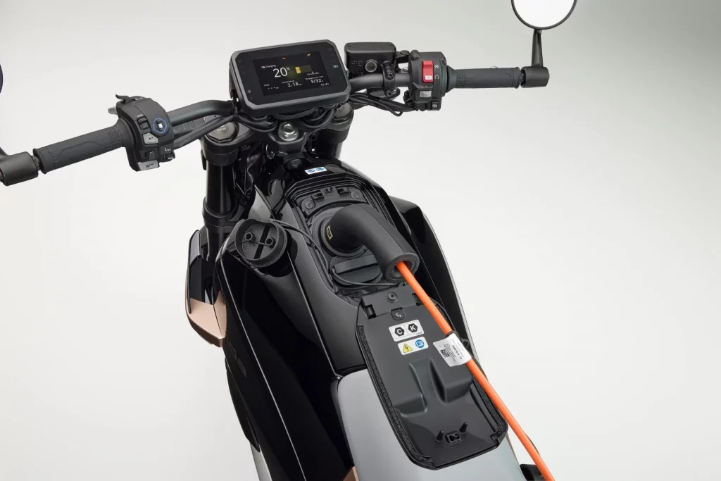 2025 Honda wn7 naked ev 26 Motor16