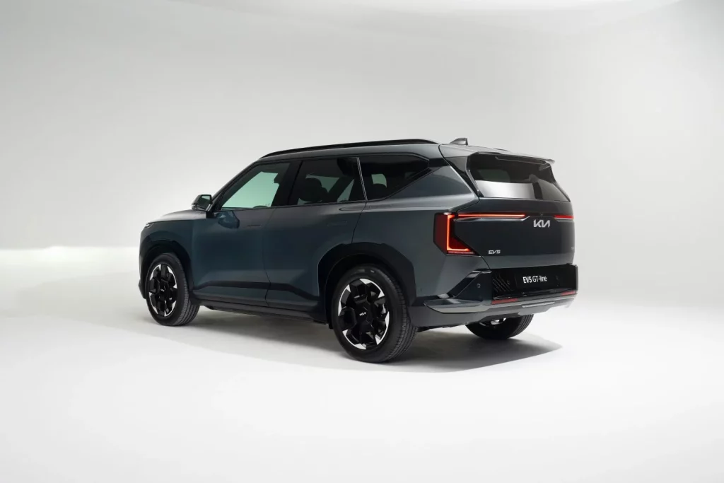 El Kia EV5 ya tiene precio y es solo 3.500 euros más caro que un EV3 2 Motor16 2025 Kia EV5. Precios UK. Imagen trasera.