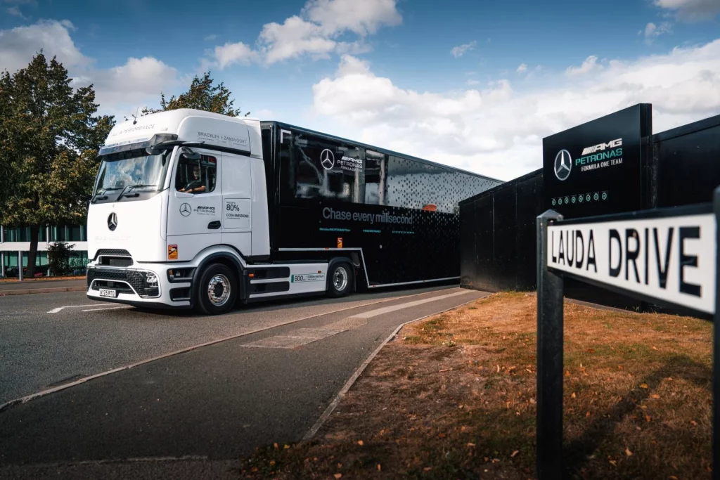 2025 Mercedes AMG Petronas F1 eActros camion 5 Motor16
