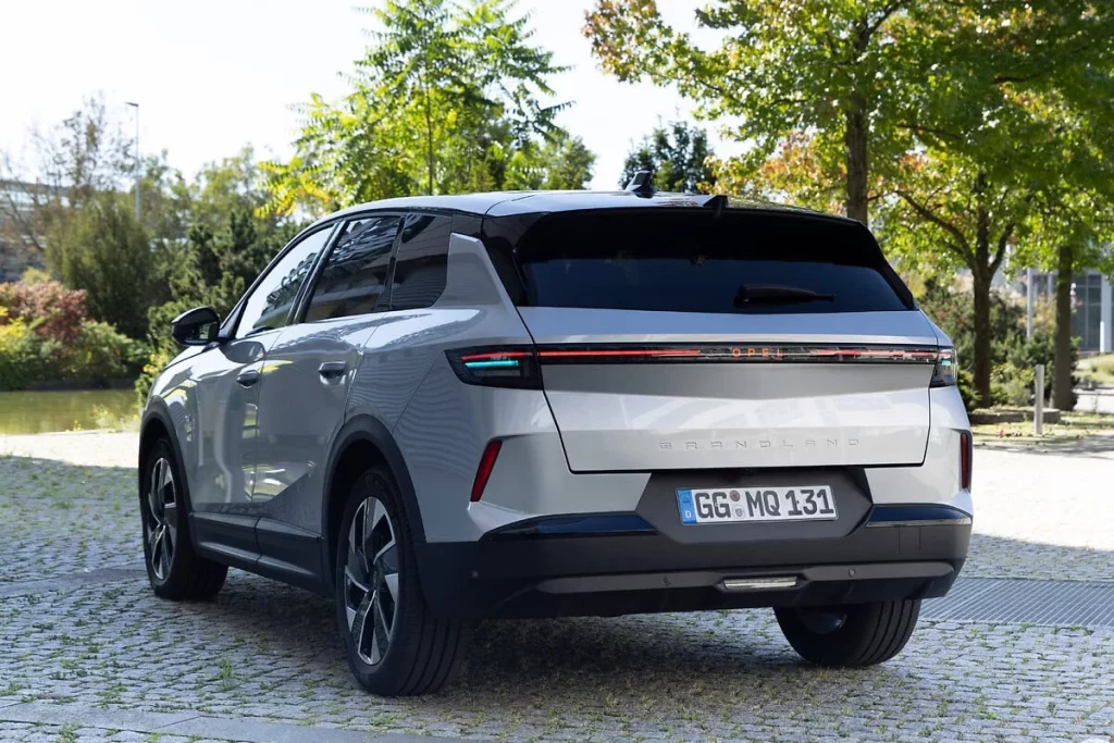 2025 Opel Grandland Autónomo. Imagen trasera.