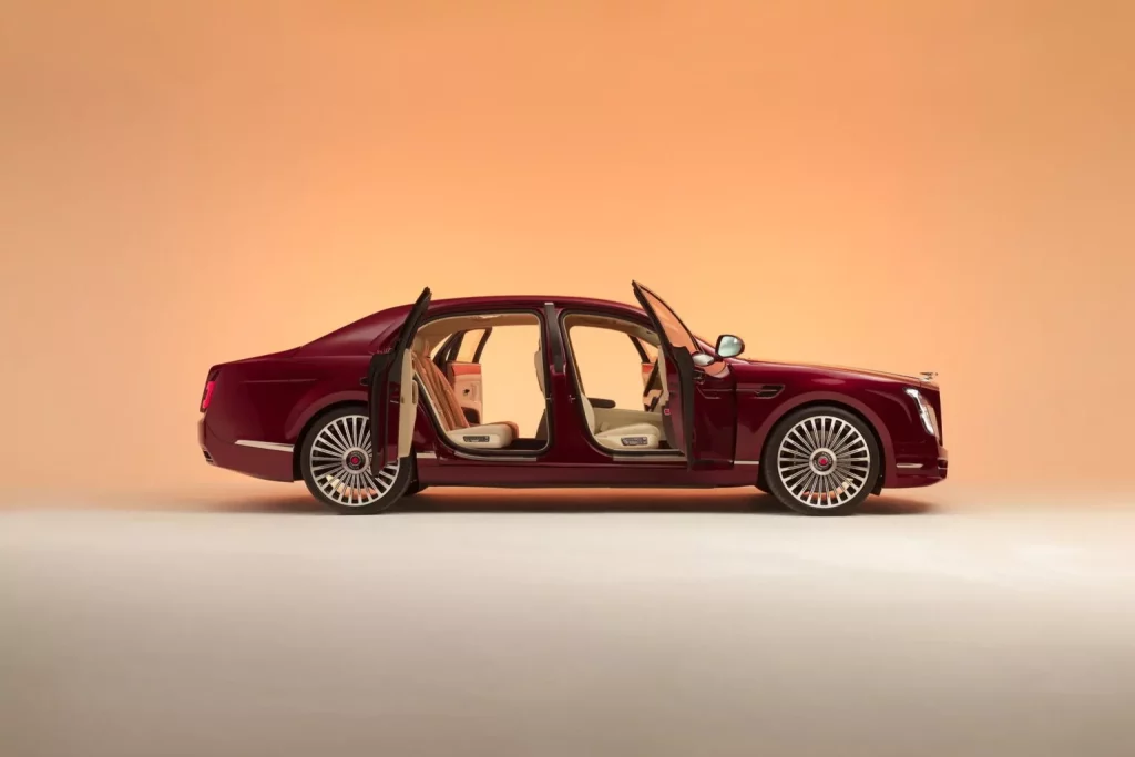 2025 Packard Excellence. Imagen lateral.