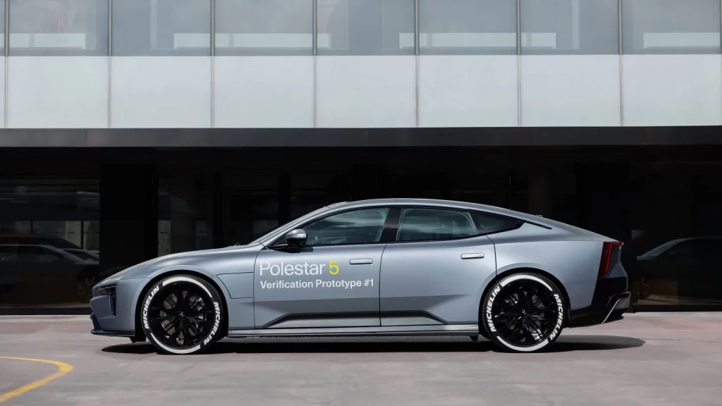 2025 Polestar 5 Prototype. Imagen lateral.