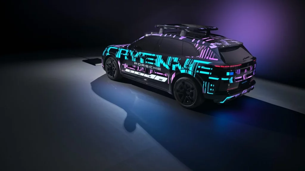 El nuevo Porsche Cayenne Electric se carga como tu teléfono móvil... sin mancharte las manos 7 Motor16 2025 Porsche Cayenne carga inalambrica 10 Motor16