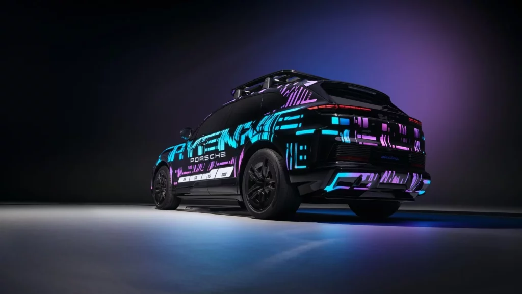 El nuevo Porsche Cayenne Electric se carga como tu teléfono móvil... sin mancharte las manos 8 Motor16 2025 Porsche Cayenne carga inalambrica 11 Motor16