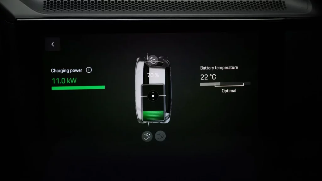 El nuevo Porsche Cayenne Electric se carga como tu teléfono móvil... sin mancharte las manos 12 Motor16 2025 Porsche Cayenne carga inalambrica 2 Motor16