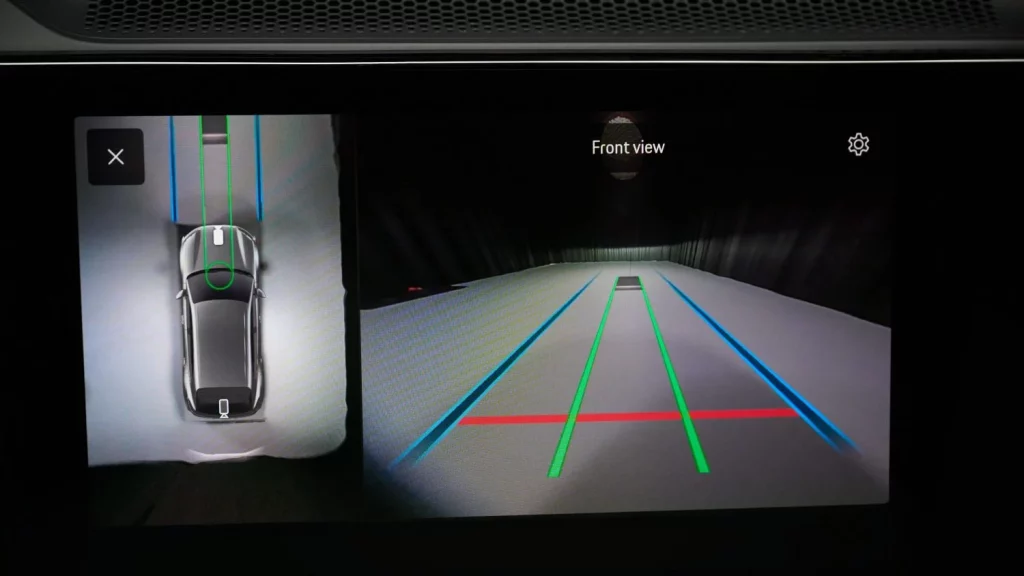 El nuevo Porsche Cayenne Electric se carga como tu teléfono móvil... sin mancharte las manos 14 Motor16 2025 Porsche Cayenne carga inalambrica 4 Motor16