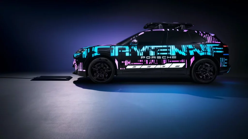 El nuevo Porsche Cayenne Electric se carga como tu teléfono móvil... sin mancharte las manos 2 Motor16 2025 Porsche Cayenne Electric. Carga inalámbrica. Imagen.