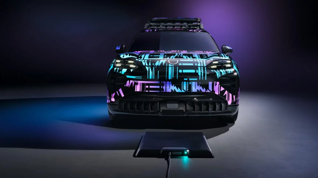 El nuevo Porsche Cayenne Electric se carga como tu teléfono móvil... sin mancharte las manos 3 Motor16 2025 Porsche Cayenne carga inalambrica 7 Motor16