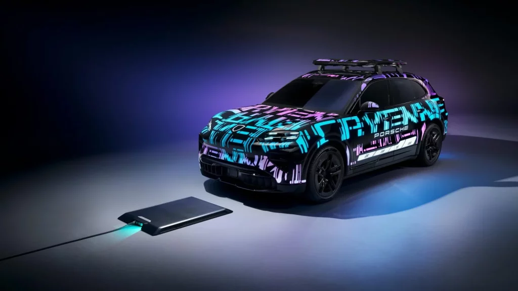 El nuevo Porsche Cayenne Electric se carga como tu teléfono móvil... sin mancharte las manos 5 Motor16 2025 Porsche Cayenne carga inalambrica 9 Motor16