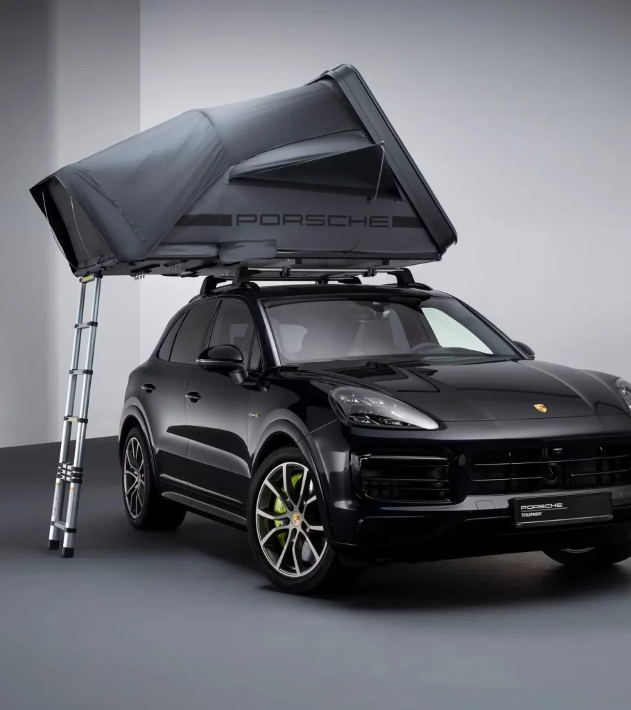 Porsche desafía a los Marco Polo y California con sus accesorios camper 1 Motor16 2025 Porsche Cayenne Tienda techo. Imagen.