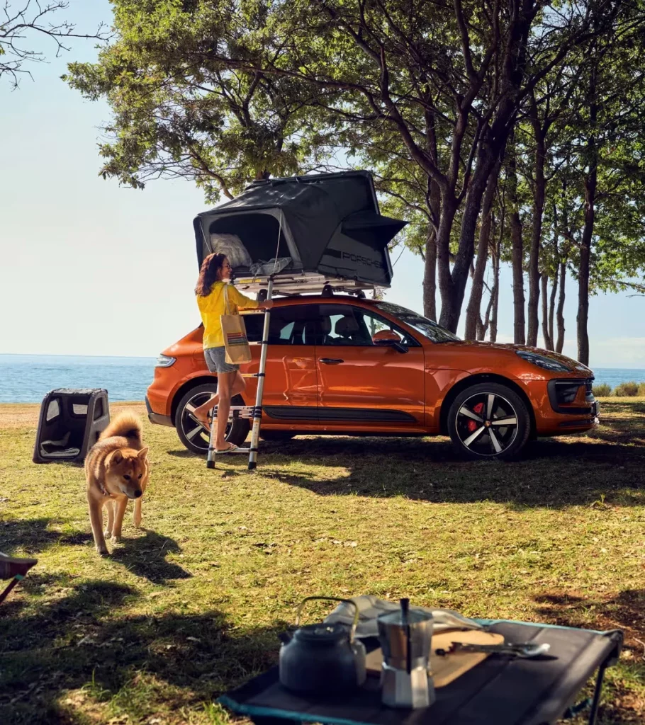 Porsche desafía a los Marco Polo y California con sus accesorios camper 8 Motor16 2025 Porsche Tienda Techo 4 Motor16