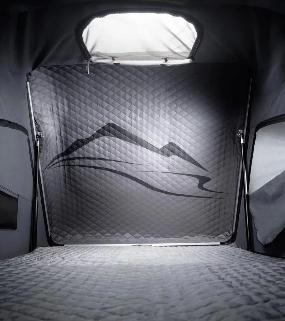 Porsche desafía a los Marco Polo y California con sus accesorios camper 2 Motor16 2025 Porsche Cayenne Tienda techo. Imagen interior.
