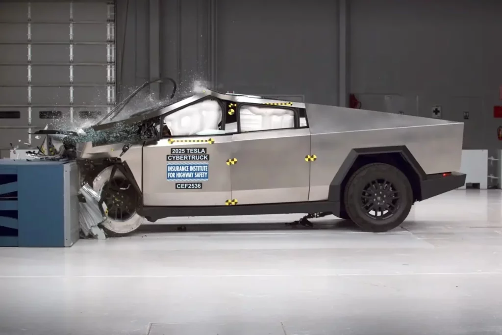 El Tesla Cybertruck vuelve a enfrentarse al IIHS para revalidar su seguridad... O al menos intentarlo 4 Motor16 2025 Tesla Cybertruck IIHS YouTube 1 Motor16