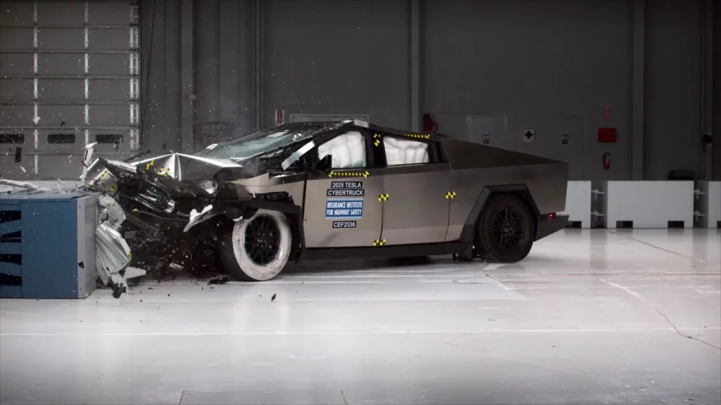 El Tesla Cybertruck vuelve a enfrentarse al IIHS para revalidar su seguridad... O al menos intentarlo 3 Motor16 2025 Tesla Cybertruck. IIHS. Imagen.