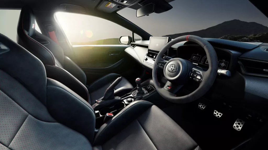 2025 Toyota GR Corolla Japón. Imagen interior.