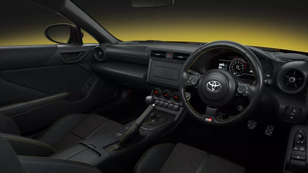 2025 Toyota GR86 Yellow Limited. Imagen interior.