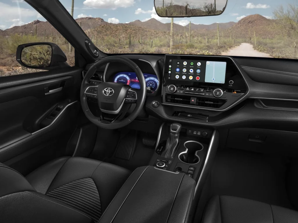 El Toyota Highlander ahora es 4.220 euros más caro por muy buenas razones 2 Motor16 2025 Toyota Highlander USA. Imagen interior.