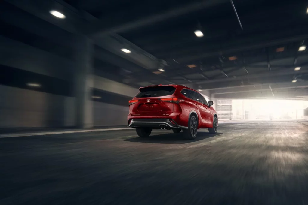 El Toyota Highlander ahora es 4.220 euros más caro por muy buenas razones 1 Motor16 2025 Toyota Highlander USA. Imagen trasera.