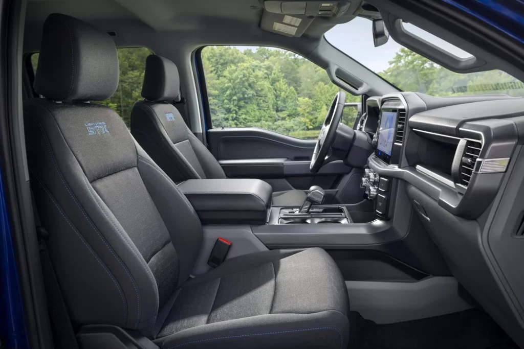 Ford F-150 Lightning STX: Reemplaza al XLT con extra de potencia y autonomía 1 Motor16 2025 Ford F-150 Lightning STX. Imagen interior.