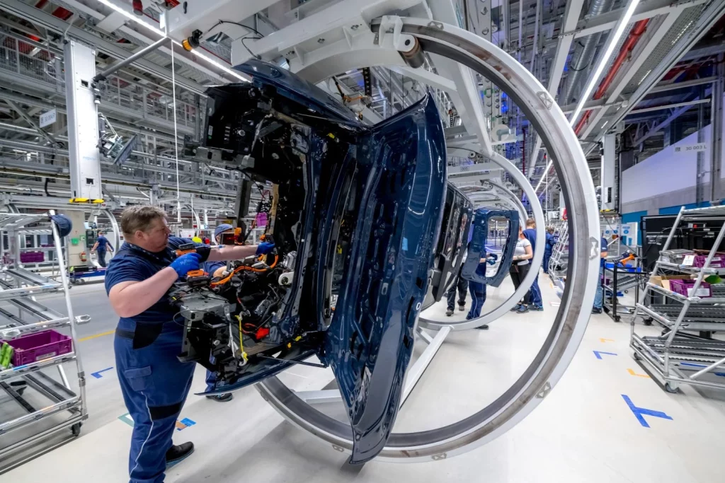 El nuevo BMW iX3 ya es una realidad que sale de la avanzada factoría de Debrecen 1 Motor16 2025 BMW iX3. Debrecen. Imagen línea de montaje.