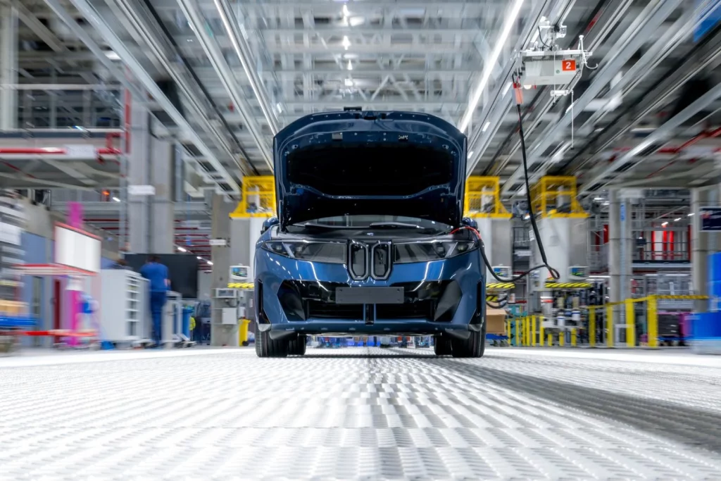 El nuevo BMW iX3 ya es una realidad que sale de la avanzada factoría de Debrecen 6 Motor16 2025 BMW iX3. Debrecen. Imagen.