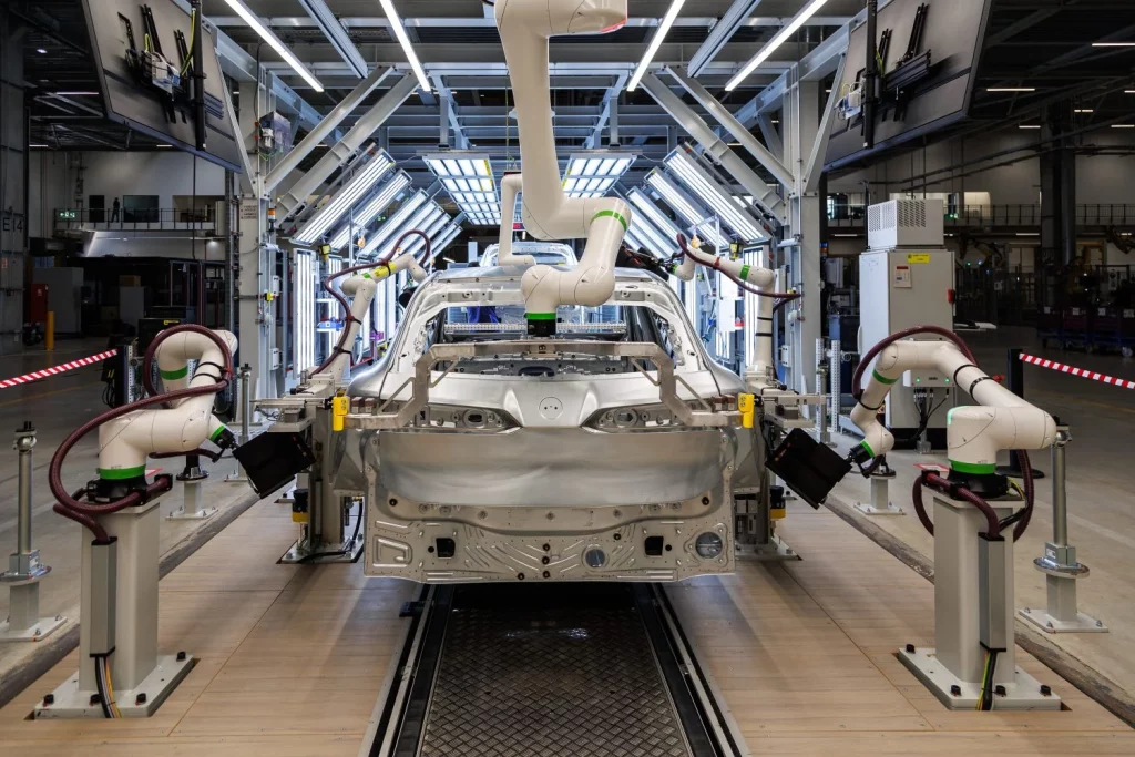 El nuevo BMW iX3 ya es una realidad que sale de la avanzada factoría de Debrecen 21 Motor16 BMW Group Plant Debrecen Body Shop 18 Motor16
