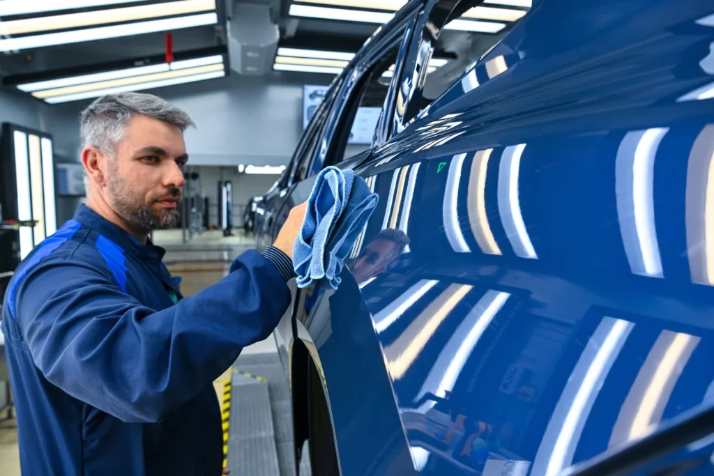 El nuevo BMW iX3 ya es una realidad que sale de la avanzada factoría de Debrecen 3 Motor16 2025 BMW iX3. Debrecen. Imagen revisión.