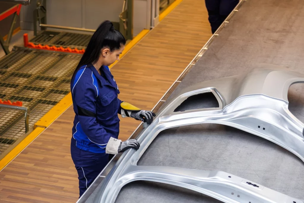 El nuevo BMW iX3 ya es una realidad que sale de la avanzada factoría de Debrecen 48 Motor16 BMW Group Plant Debrecen Press Shop 25 Motor16