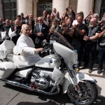 El Papa León XIV sobre ruedas: una moto BMW firmada y bendecida por él saldrá a subasta para obras benéficas