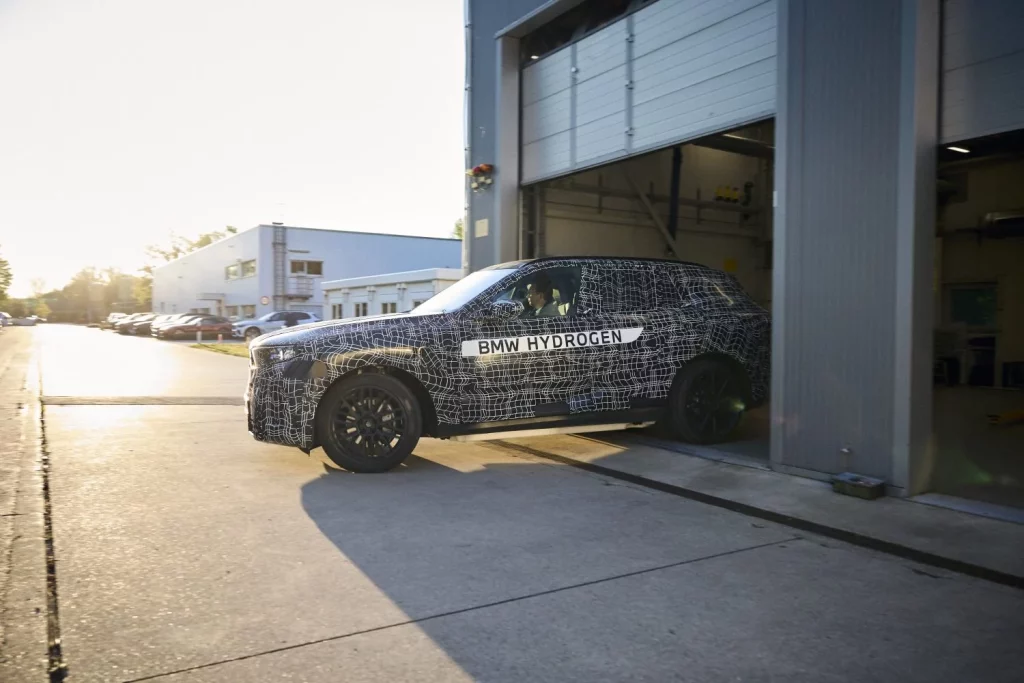 El BMW iX5 Hydrogen es la propuesta del grupo alemán que permitirá ofrecer, por primera vez en un mismo vehículo, motores eléctricos de batería, híbridos enchufables, alimentados por gasolina, diésel y eléctricos mediante pila de hidrógeno.