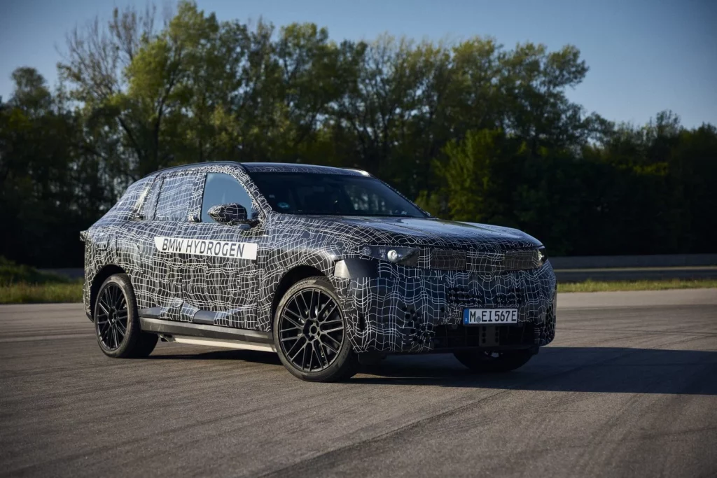 El BMW iX5 Hydrogen es la propuesta del grupo alemán que permitirá ofrecer, por primera vez en un mismo vehículo, motores eléctricos de batería, híbridos enchufables, alimentados por gasolina, diésel y eléctricos mediante pila de hidrógeno.