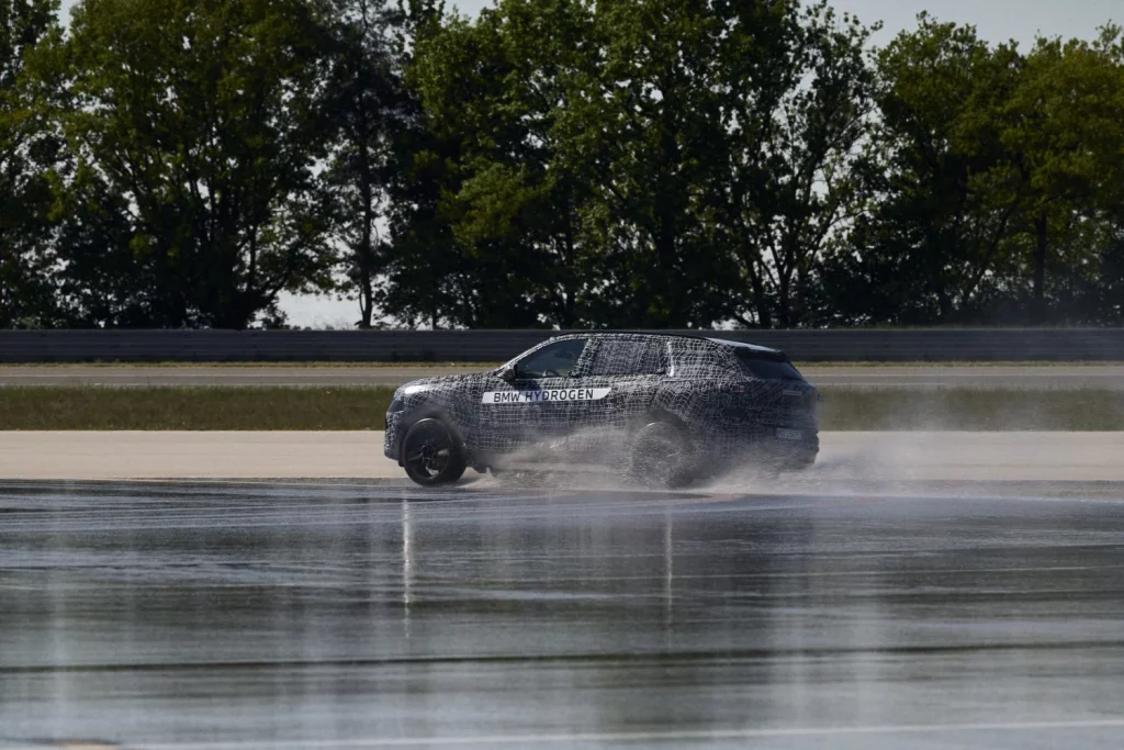 El BMW iX5 Hydrogen es la propuesta del grupo alemán que permitirá ofrecer, por primera vez en un mismo vehículo, motores eléctricos de batería, híbridos enchufables, alimentados por gasolina, diésel y eléctricos mediante pila de hidrógeno.