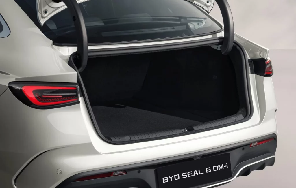 BYD Seal 6 DM-i y Seal 6 DM-i Touring: Las berlinas siguen muy vivas 11 Motor16 BYD Seal 6 DM i 12 Motor16
