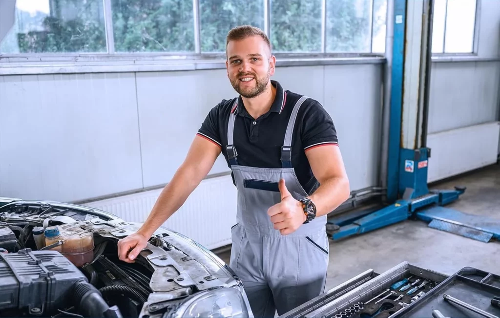 Ingeniero de automoción recomienda estas luces LED Philips están homologadas, se instalan en minutos y evitan multas 32 Motor16 Cambio luces coche taller Motor16