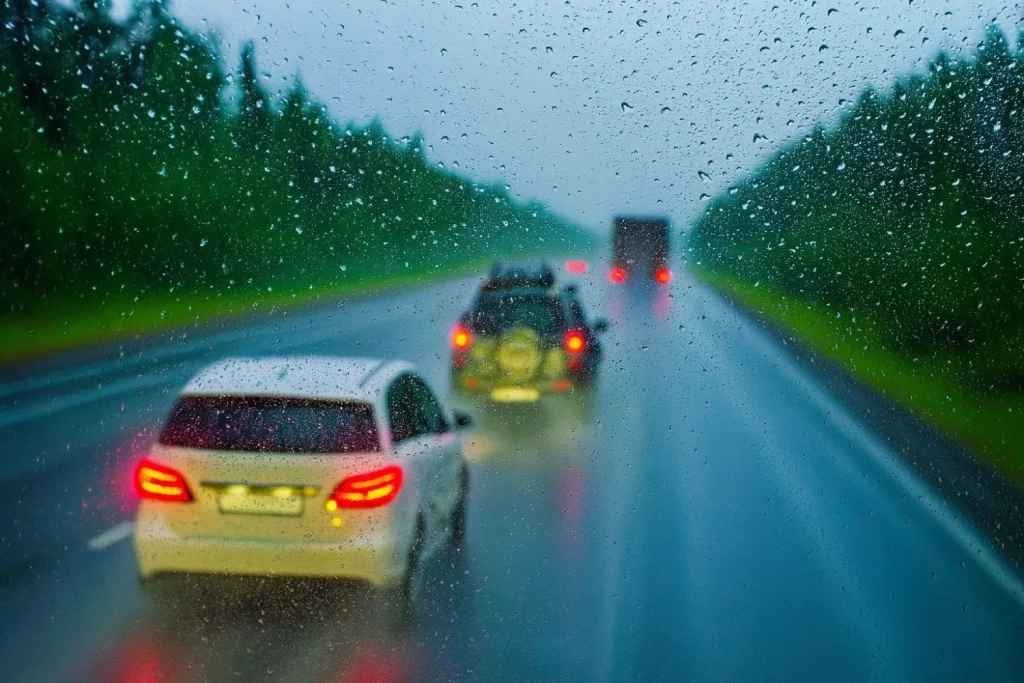 conducir lluvia dgt