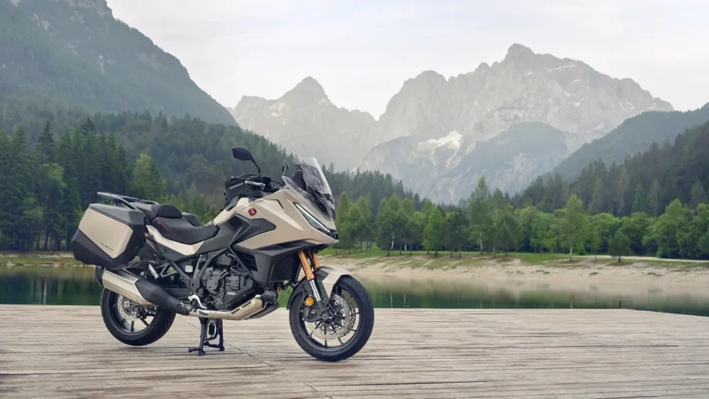 Nuevas motos de la Guardia Civil de Tráfico: los agentes dicen no y avisan de problemas al conducirlas 26 Motor16 Honda Nt1100 Motor16