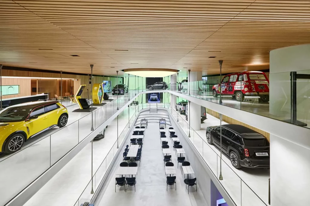Le defile renault paris25 Motor16