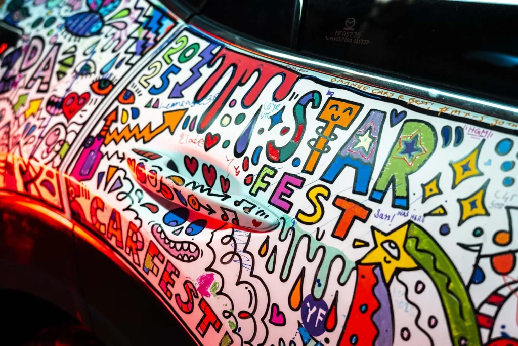 El Mazda CX-30 se convierte en art car en el evento de toma de contacto con el nuevo Mazda6e 15 Motor16 MAZDA CX 30 ART CAR CARFEST REINO UNIDO LUKE CRUMP11 Motor16